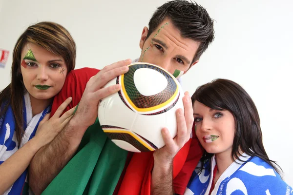 Drie gepassioneerd Italiaanse voetbalfans — Stockfoto