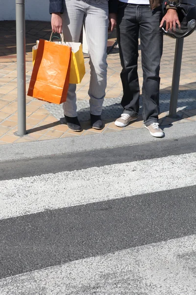 カップルが横断歩道で待っています。 — ストック写真