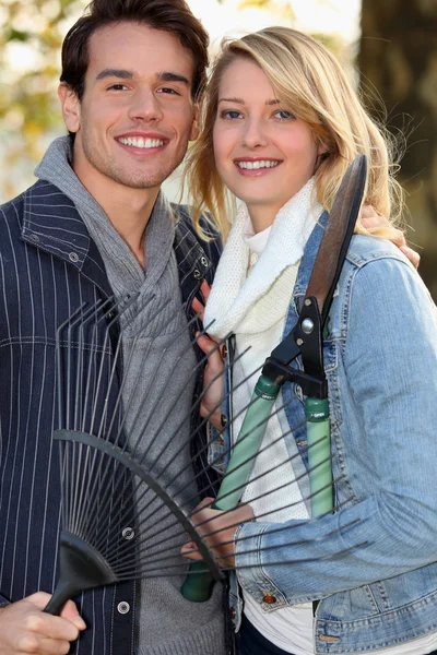 Jardinería joven pareja — Foto de Stock