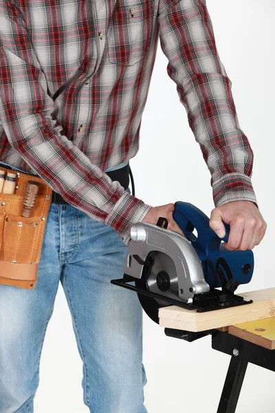 Craftsman with chainsaw cutting wood — Stock Photo, Image