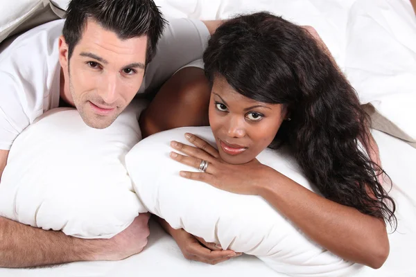 Married couple lying in bed — Stock Photo, Image