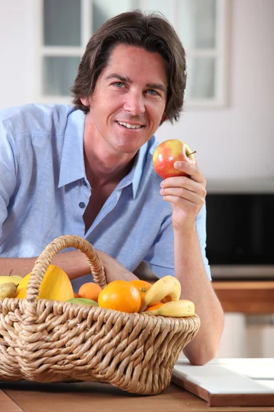 남자 먹는 사과 — 스톡 사진