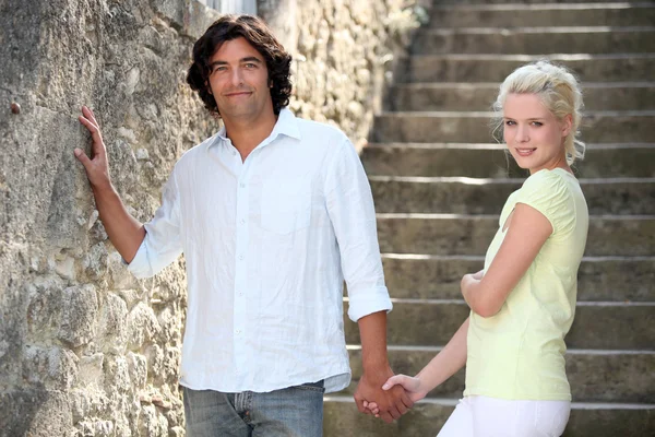 Couple walking down some stone steps — Stock Photo, Image