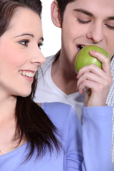 Paar eten van een appel — Stockfoto