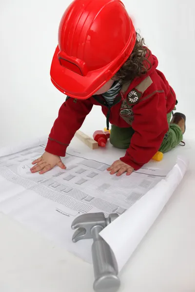 Criança fingindo ser um trabalhador da construção civil — Fotografia de Stock