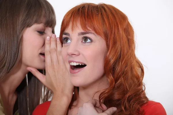 Vrouw in een andere vrouw fluisteren — Stockfoto