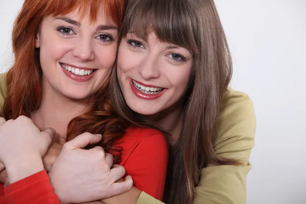 Dos mujeres jóvenes sonrientes — Foto de Stock