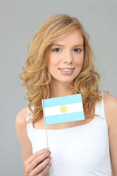 Mulher acenando uma bandeira argentina — Fotografia de Stock