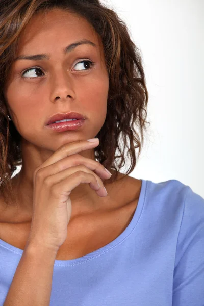 Una donna nera carina . — Foto Stock