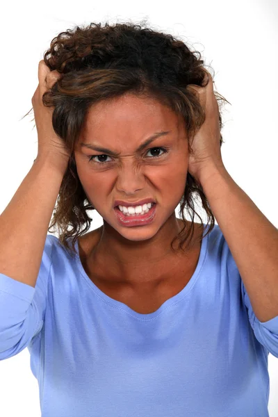 Vrouwen haar haren trekken — Stockfoto