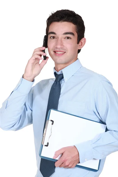 Homem com clip-board fazendo uma chamada importante — Fotografia de Stock