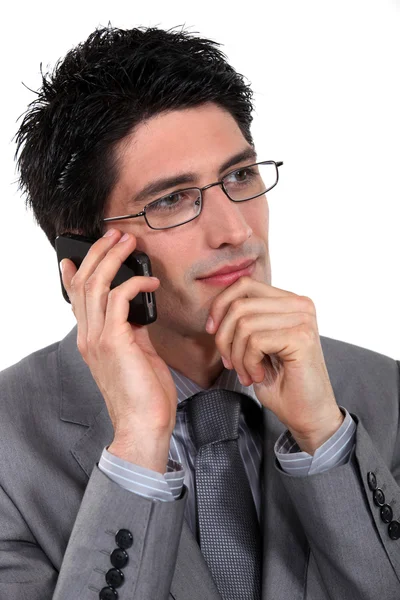 Un hombre de negocios pensativo por teléfono . — Foto de Stock