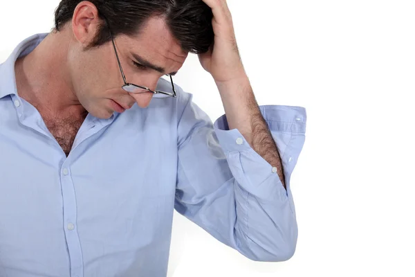 Joven hombre de negocios que parece cansado con las gafas bajadas y la mano en la cabeza —  Fotos de Stock