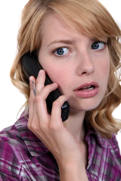 Schockierende Frau am Telefon — Stockfoto