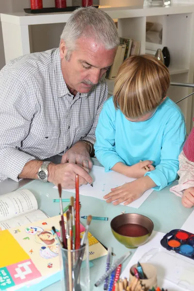 Grand-père avec dessin de petit-fils — Photo