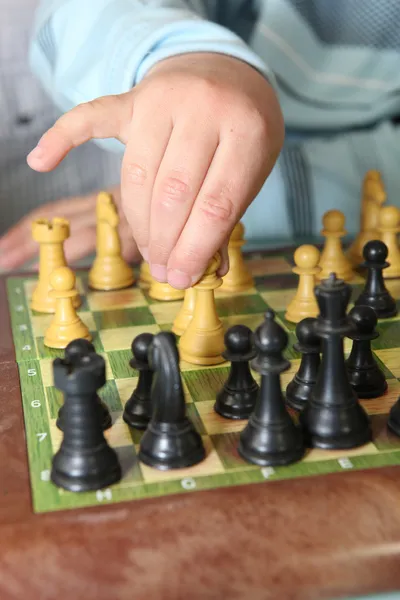 Zbliżenie: mały chłopiec gra w szachy — Zdjęcie stockowe