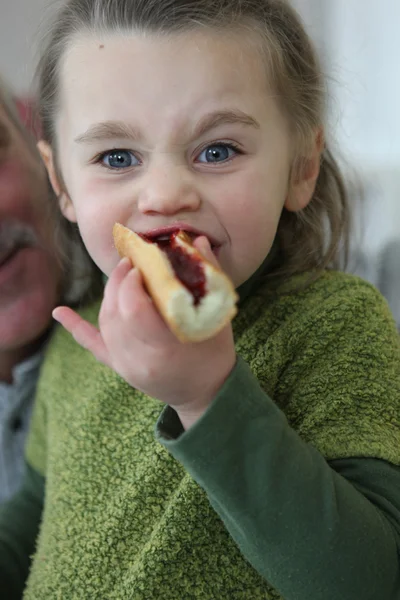 朝食を食べる少女 — ストック写真