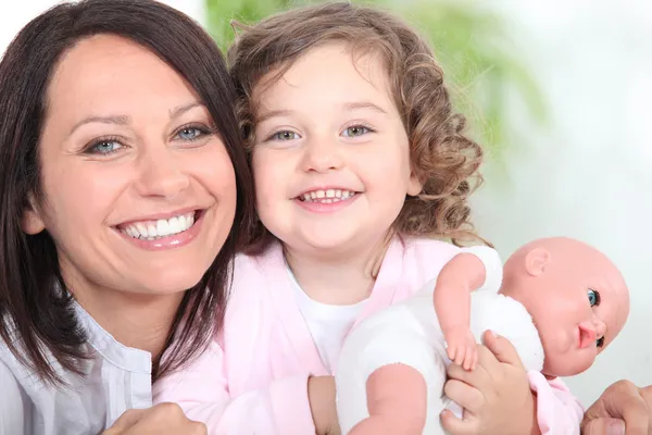 Mère et fille avec une poupée — Photo