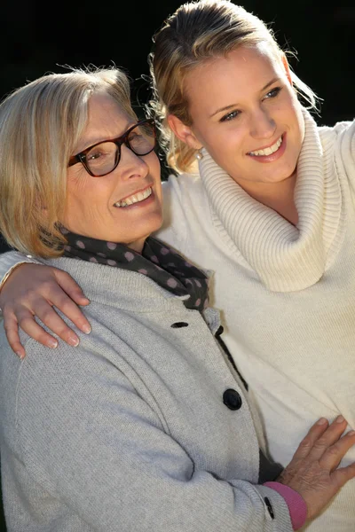 Donna con la nipote adolescente — Foto Stock