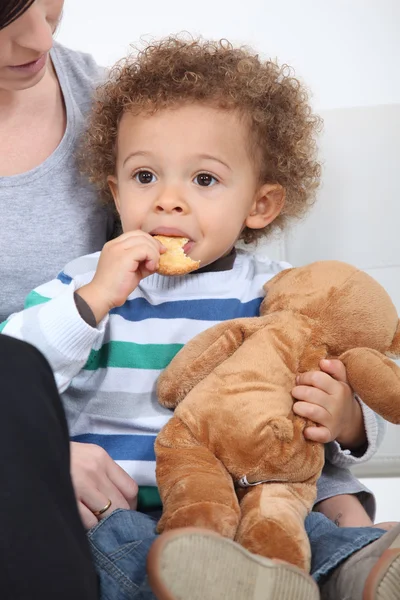 Uma mãe abraçando seu filho adotivo . — Fotografia de Stock