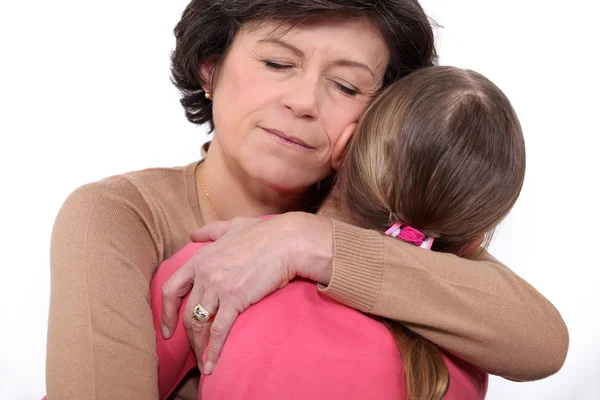 Moeder knuffelen dochter — Stockfoto