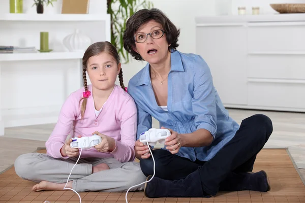 Mãe e filha jogando videogames — Fotografia de Stock