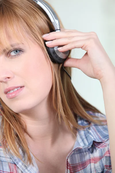 Frau hört Musik — Stockfoto