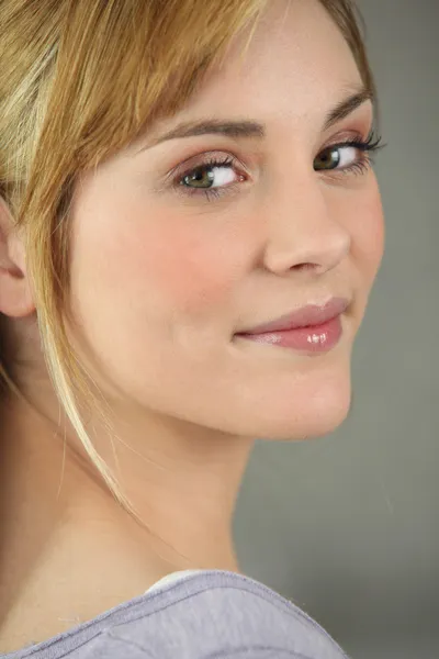 Portrait of a woman looking over her shoulder — Stock Photo, Image