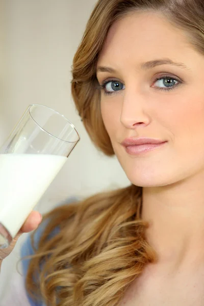 Frau trinkt ein Glas Milch — Stockfoto