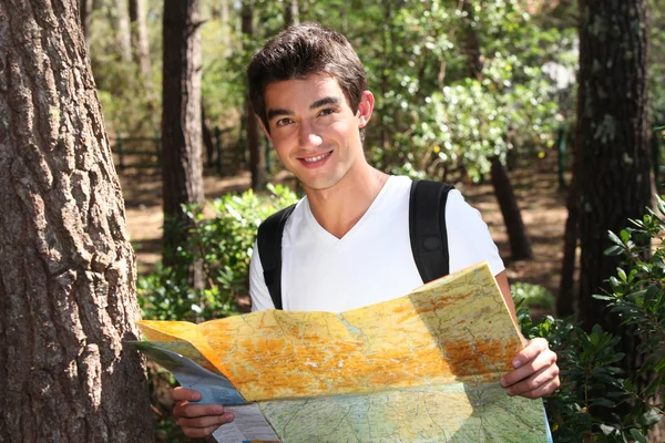 Jovem segurando um mapa — Fotografia de Stock