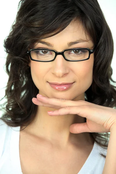 Portrait d'une jeune femme portant des lunettes — Photo