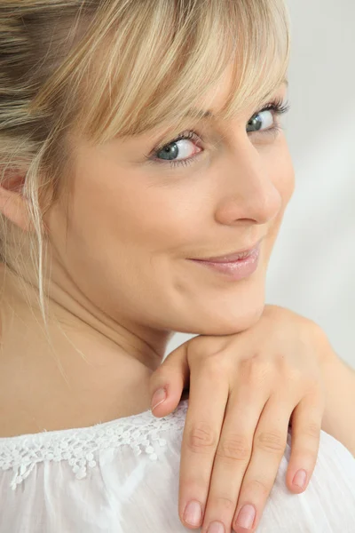 Joven mujer rubia sonriendo — Foto de Stock