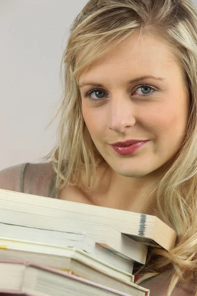 Mulher com uma pilha de livros — Fotografia de Stock