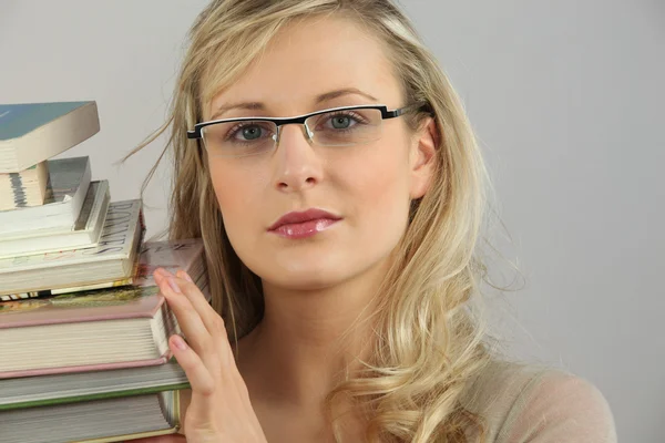 Mulher loira com pilha de livros — Fotografia de Stock