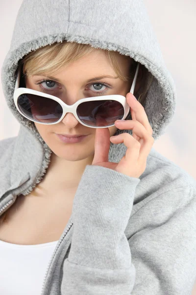 Meisje met zonnebril en hoodie — Stockfoto