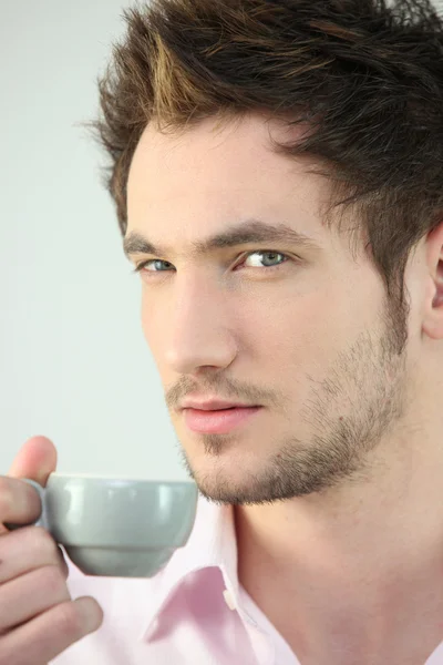 Homme tenant une tasse de café — Photo