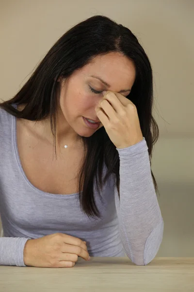 Frau mit Kopfschmerzen — Stockfoto