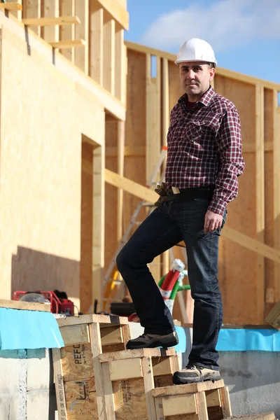 Foreman ficou perto da casa de madeira — Fotografia de Stock