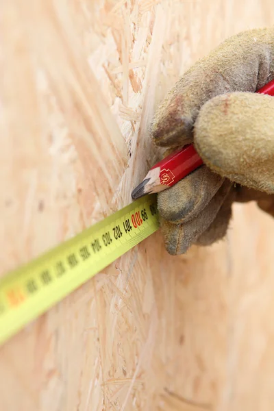 Carpintero marcando madera — Foto de Stock