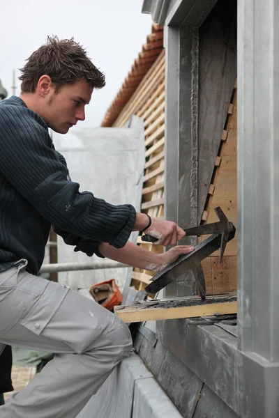 Dachdecker justiert Schieferziegel — Stockfoto