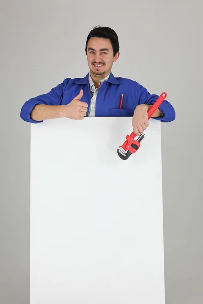 Hombre con herramienta y panel — Foto de Stock