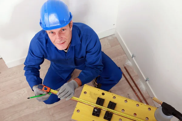 Plumber measuring copper pipe — Stock Photo, Image