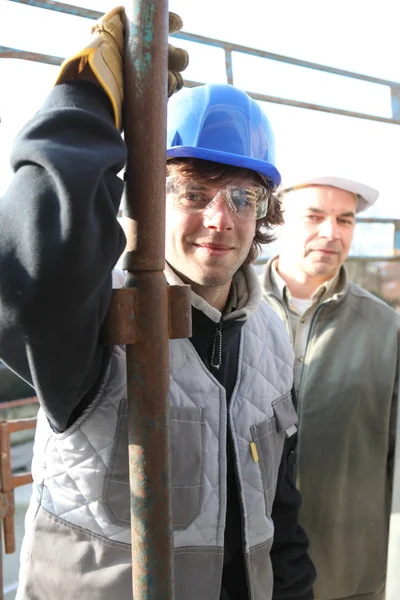 Builder and apprentice — Stock Photo, Image