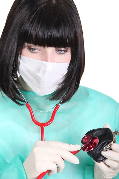 Médecin femme avec stéthoscope et portefeuille — Photo