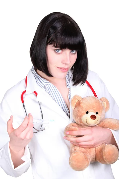 Infirmière faisant une injection à un ours en peluche — Photo