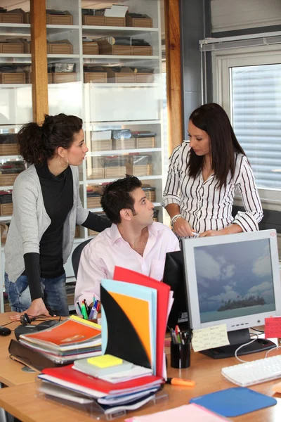 Office workers discussing — Stock Photo, Image