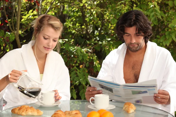 Pareja desayunando — Foto de Stock