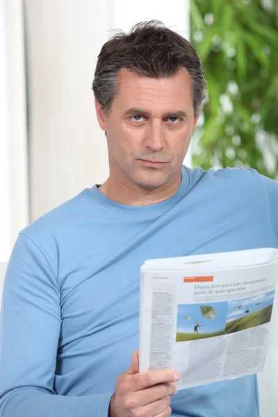 Hombre leyendo una revista —  Fotos de Stock