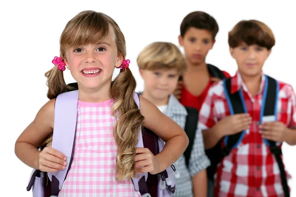 Kinderen dragen hun schooltassen — Stockfoto