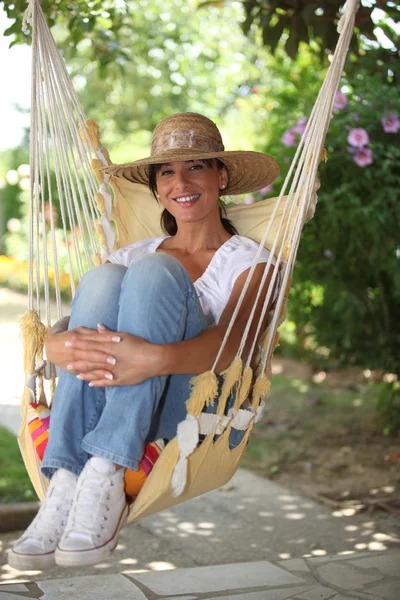 Jeune femme reposant dans un hamac — Photo